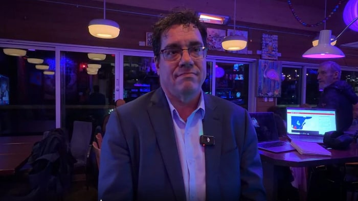 Yannick Baillargeon dans un bar.