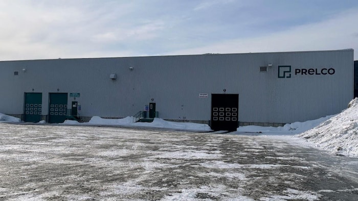Un bâtiment avec panneaux de garage dans une cours