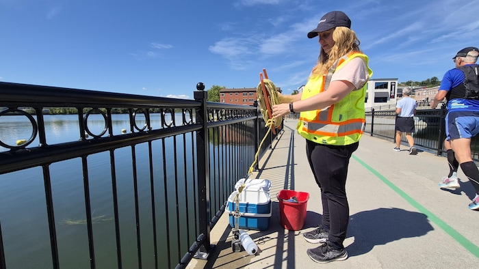 Anne Bolduc prépare son matériel pour effectuer un prélèvement d'eau.