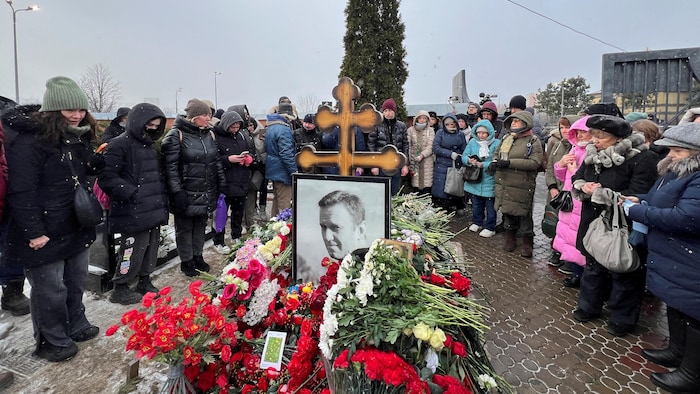 Plus d’un millier de personnes sur la tombe de Navalny, un an après sa