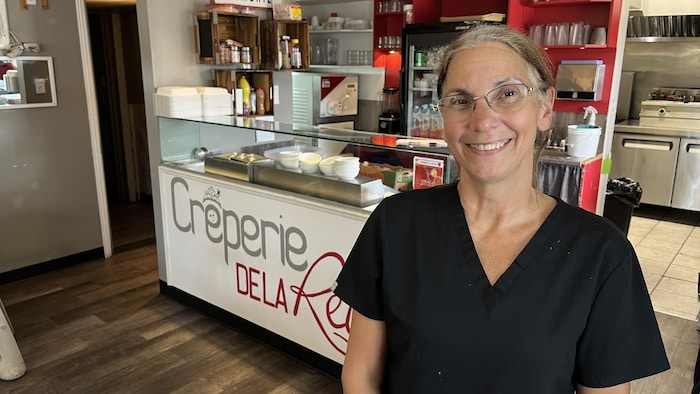 Pascale Desbiens sourit devant la caméra.