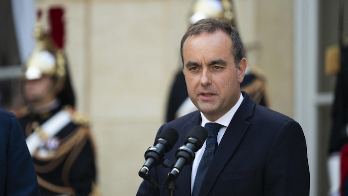 Sébastien Lecornu prend la parole pendant une cérémonie à l'Hôtel Matignon à Paris.