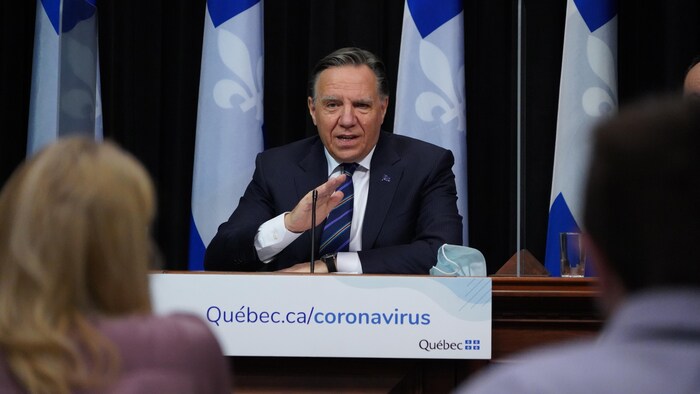 François Legault parle aux journalistes.