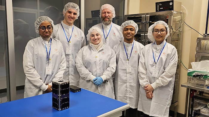 L'équipe de UNB avec le satellite Violet lors des tests à l'Agence spatiale canadienne, à Montréal.