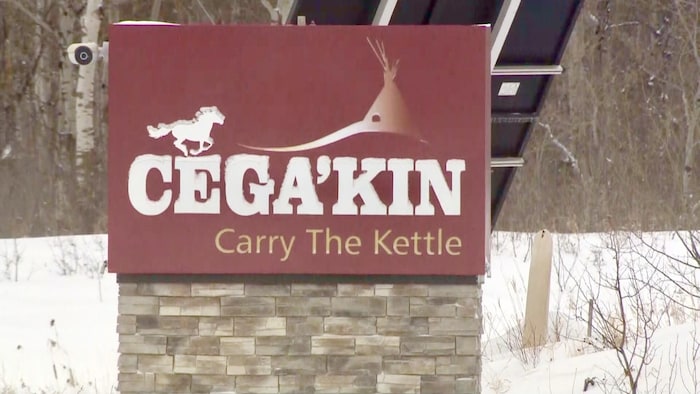 Une affiche annonçant la bienvenue dans la Première Nation Nakoda Carry the Kettle, en Saskatchewan, le 5 février 2025.