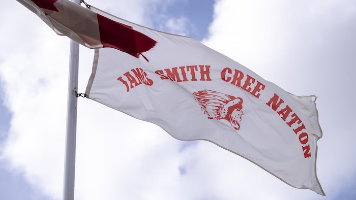 Un drapeau à l'effigie de la Première Nation crie James Smith, en Saskatchewan, le 9 août 2023.