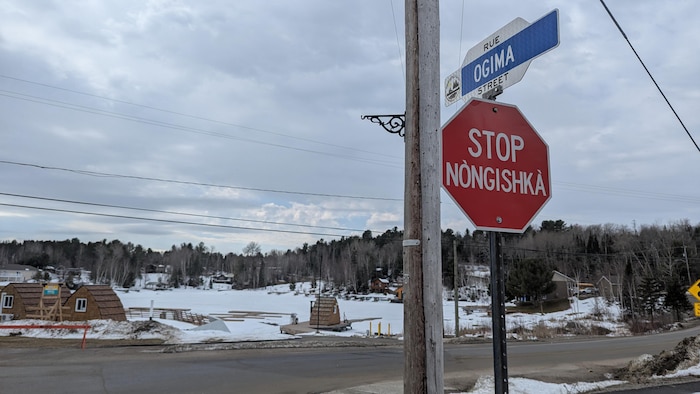 Une rue de la Première Nation de Kebaowek, au Témiscamingue.