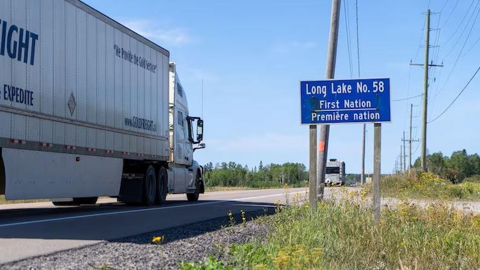 Une enseigne le long de la route 11 désignant la Première Nation Long Lake 58, située près de la communauté de Longlac.