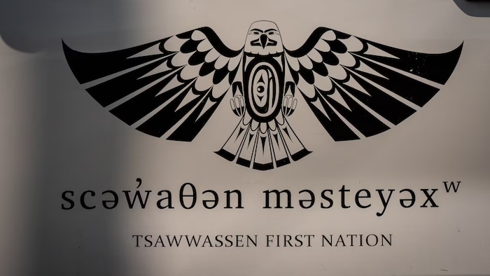 Un panneau de la Première Nation de Tsawwassen, représentant un oiseau déployant ses ailes.