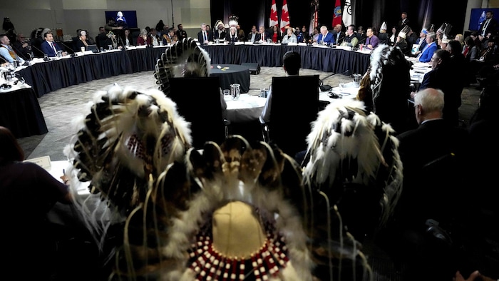 Le Premier ministre Mark Carney, la chef nationale de l'Assemblée des Premières Nations Cindy Woodhouse Nepinak, ainsi que des chefs et des premiers ministres provinciaux, assistent à une réunion des Premières Nations et des premiers ministres à Ottawa, le lundi 26 octobre 2026.