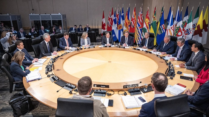 Vue générale de la rencontre rassemblant le premier ministre Carney avec ses homologues des provinces et territoires, à Saskatoon.
