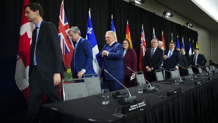 رؤساء حكومات المقاطعات الكندية يهمون بالخروج بعد مؤتمر صحافي عقدوه في أوتاوا. 