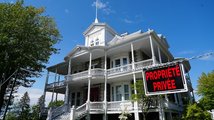 Le presbystère de Rivière-du-Loup avec une pancarte « à vendre ».