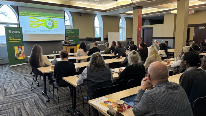 Une grande salle de classe.