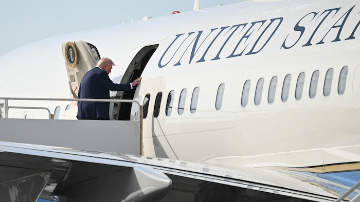 Donald Trump monte à bord d'un avion.