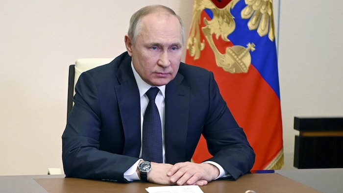 Vladimir Poutine assis à son bureau. 