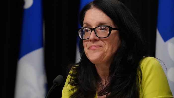 Sonia LeBel en conférence de presse. 