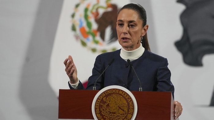 La présidente mexicaine Claudia Sheinbaum donne sa conférence de presse matinale quotidienne au Palais national à Mexico, le lundi 3 février 2025.