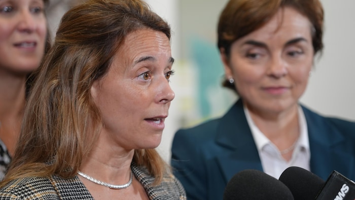 Une femme parle dans un micro.