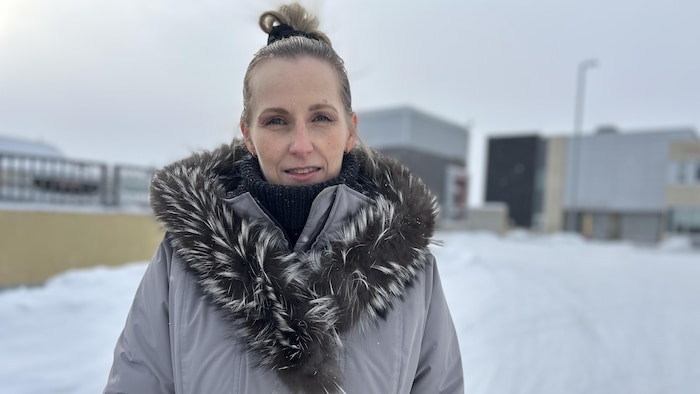 Julie Boivin pose dehors l'hiver.