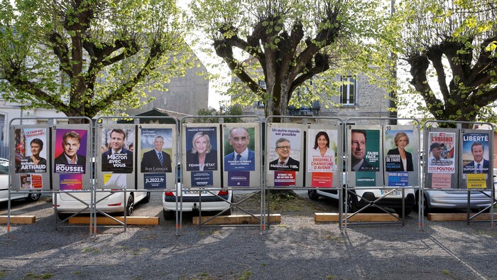 Les affiches des 12 candidats.