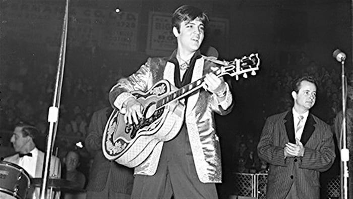 Elvis Presley durant une prestation à l'auditorium d'Ottawa, en 1957.