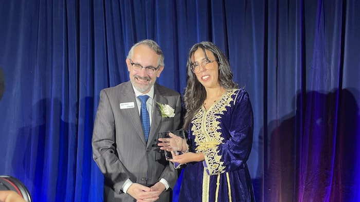Un homme et une femme posent avec un trophée à l'occasion d'une cérémonie de remise de prix.