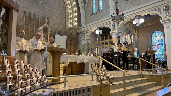 Des prêtres lors d'une cérémonie. 