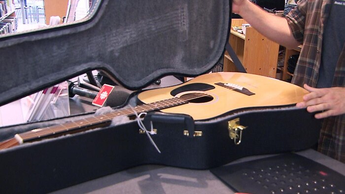 Une guitare en location dans une bibliothèque de Montréal