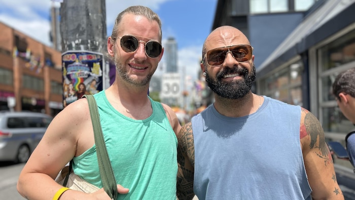 Scott et Alex sourient à la caméra.