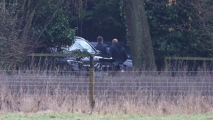 Des hommes descendent d'une voiture banalisée devant le domicile d'Andrew Mountbatten-Windsor le 19 février 2026 à Sandringham, dans le Norfolk.