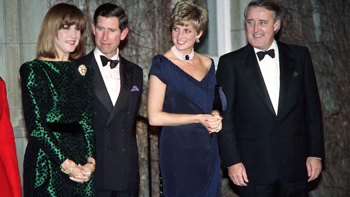 Le prince Charles et la princesse Diana accompagnés de Brian Mulroney et de son épouse devant le 24 Sussex.