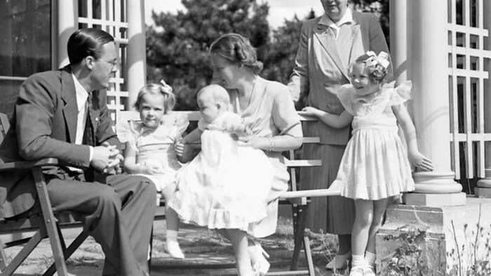 Princess Juliana of the Netherlands holds an infant Princess Margriet at Stornoway in Rockcliffe, their home during the Second World War. (Library and Archives Canada/Yousuf Karsh/PA-192854)