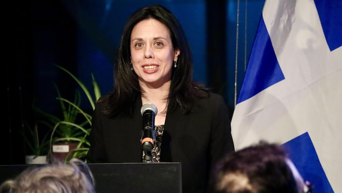 Mme Ananian parle dans un micro.