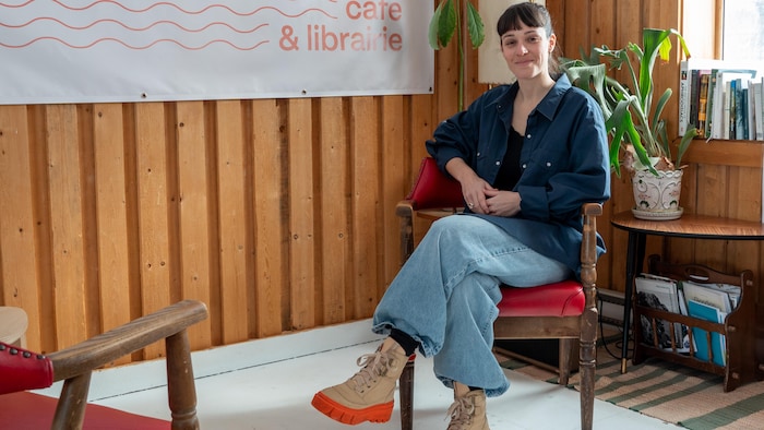 La codirectrice de Mandoline hybride, Priscilla Guy, assise dans un fauteuil du café.