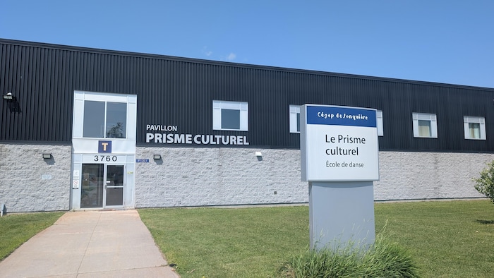 Devanture du pavillon du Prisme culturel