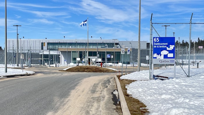 Un plan de la façade de la prison, en hiver.