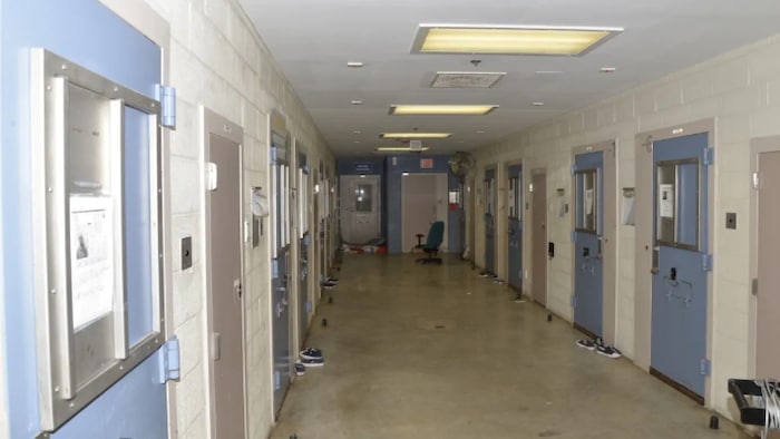 Les couloirs d'une prison ontarienne.