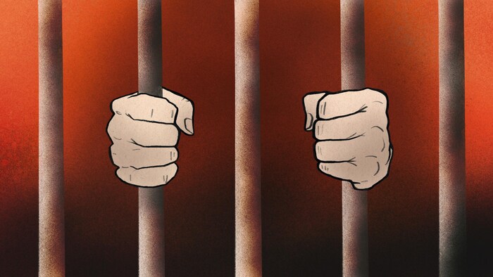 Illustration de deux mains tenant des barreaux de cellule de prison. On n'aperçoit pas la personne derrière ces mains.