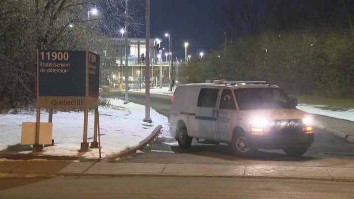 Une camionnette bloque l'entrée d'une prison.