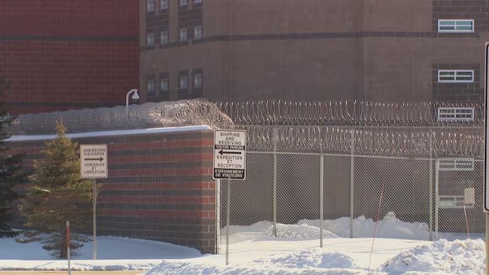 Des barbelés sur les murs de la prison de Shediac.