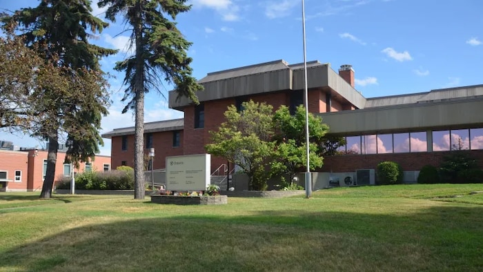 La prison de Sudbury, en été.