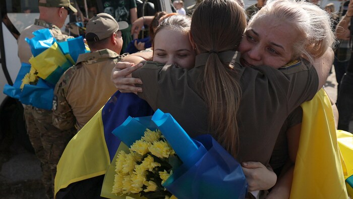 Des militaires ukrainiennes relâchées près de la frontière entre l'Ukraine et la Biélorussie en septembre 2024.