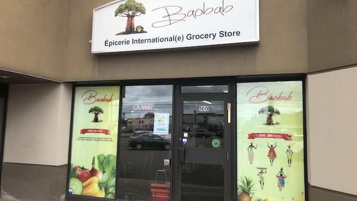 Une entrée d'épicerie.