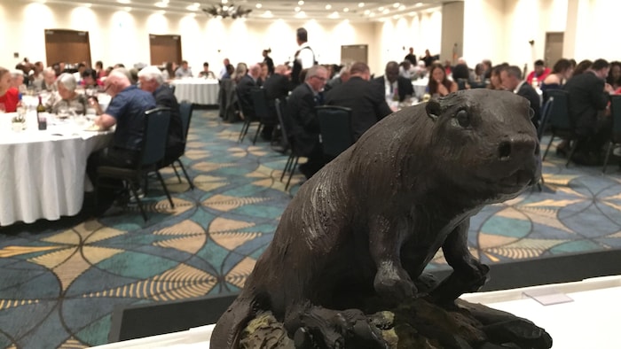 Le prix en forme de castor se trouve en avant du public qui assiste à la soirée du prix Bravo Entreprises!