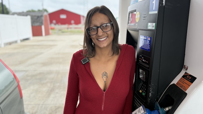 Jenna Landseadel devant une pompe à essence.