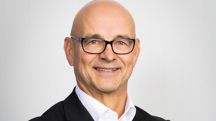 Photo officielle de Carol Montreuil, qui sourit.