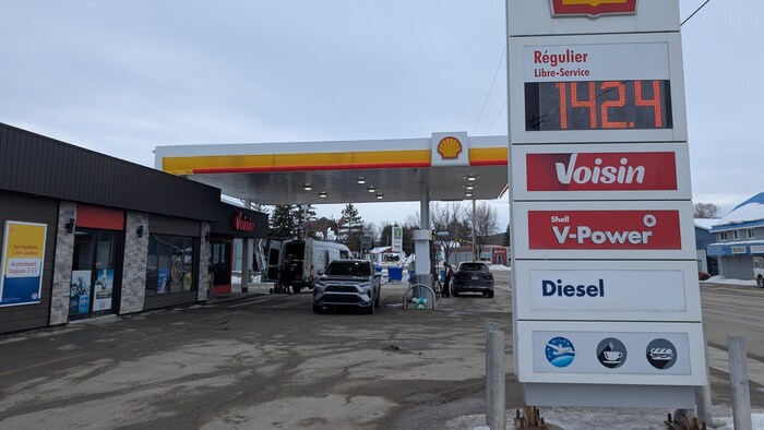 Le prix de l'essence affiché est de 1,42 $ le litre au Petro-Canada de Ville-Marie.