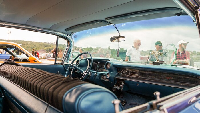 L'intérieur d'une voiture ancienne. 