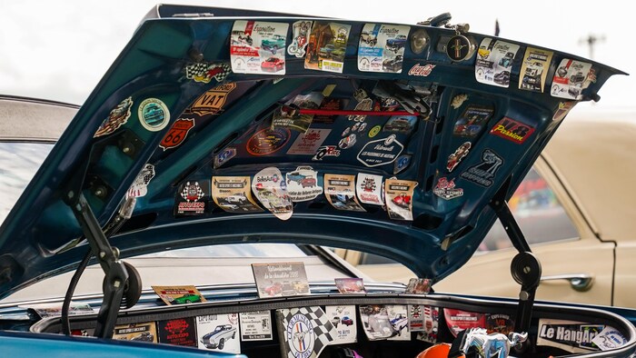 Sous le capot d'une voiture ancienne. 